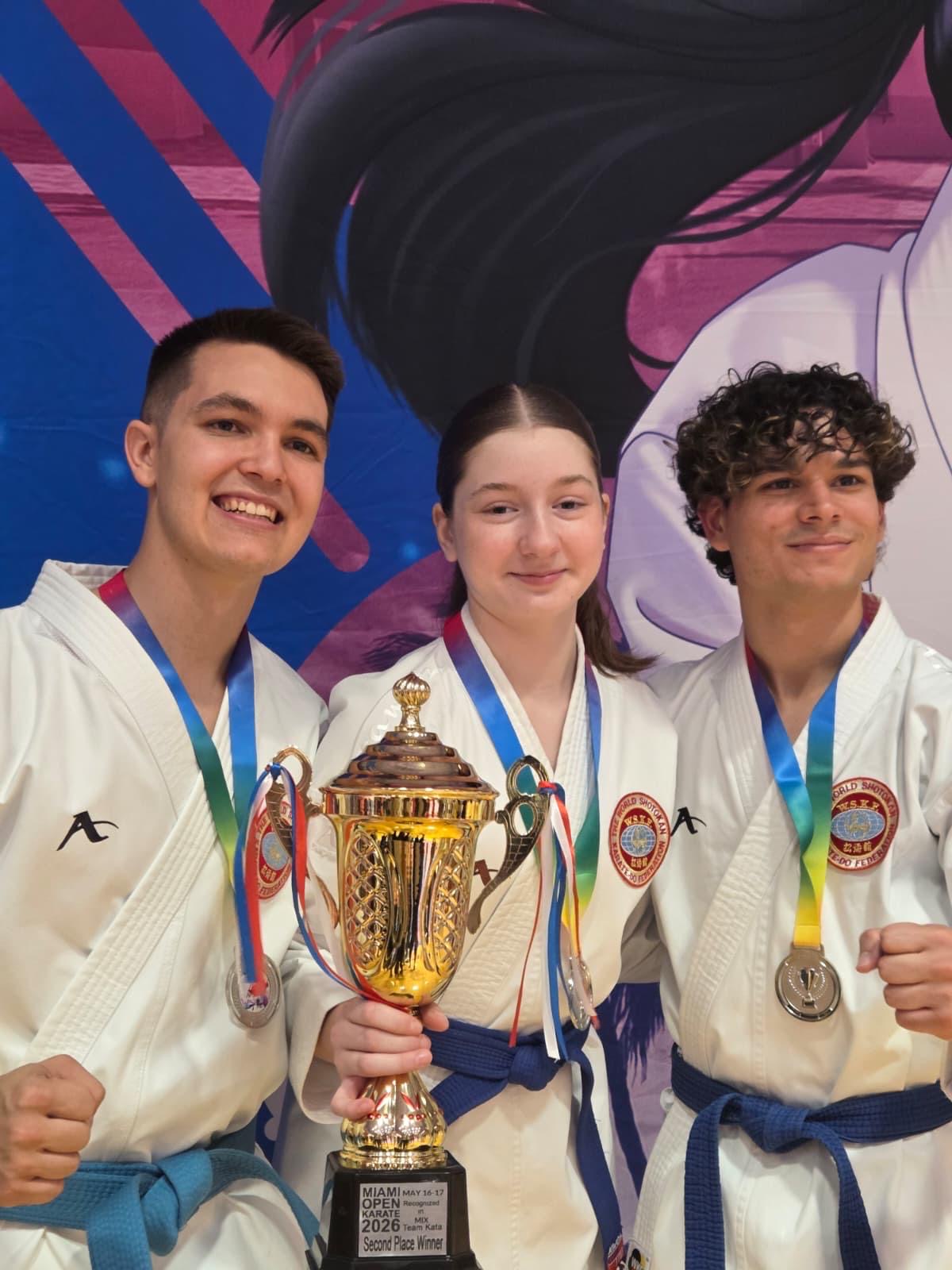 Tres atletas del equipo con medallas y trofeo en Miami Open 2026